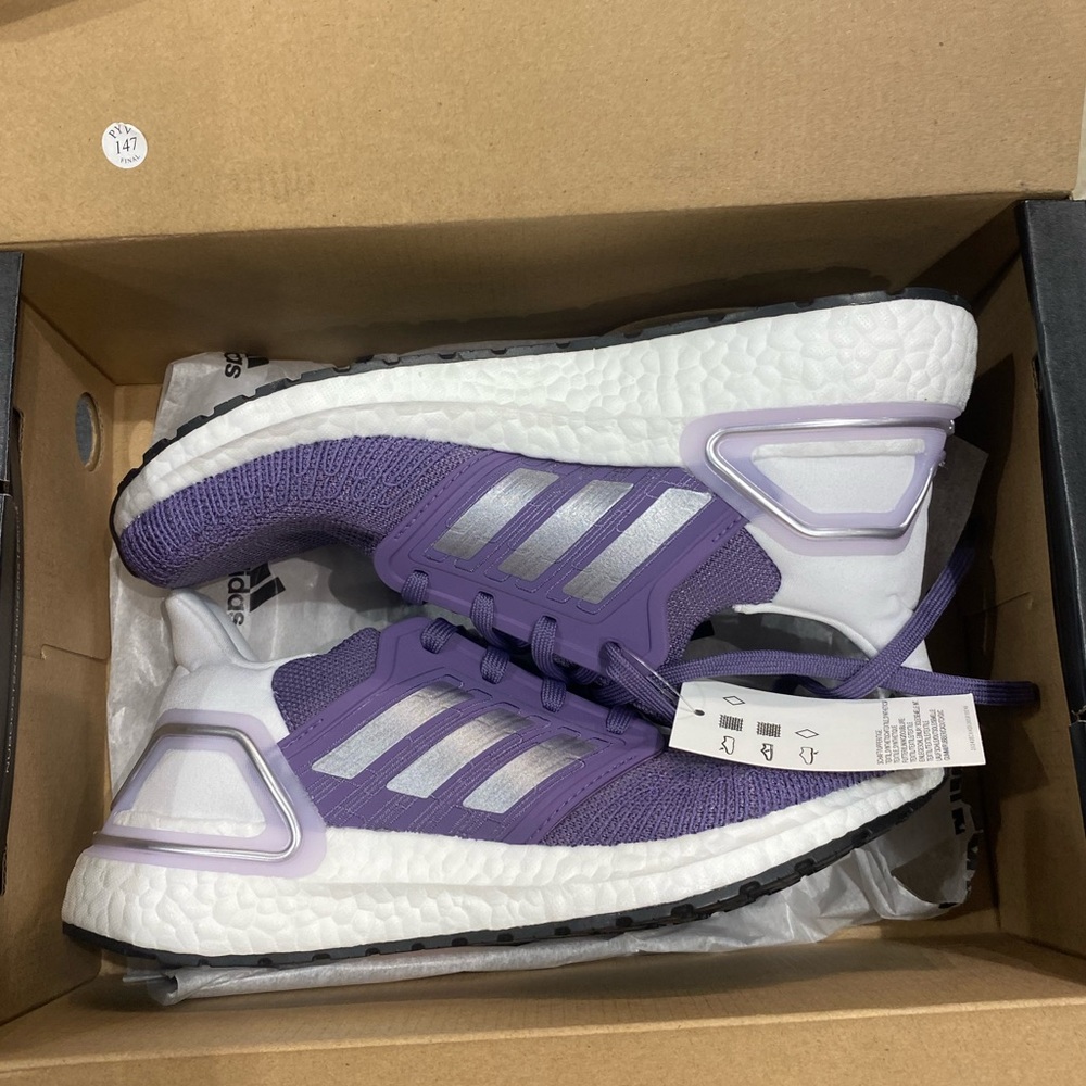 NIB ADIDAS Ultraboost 20 W .